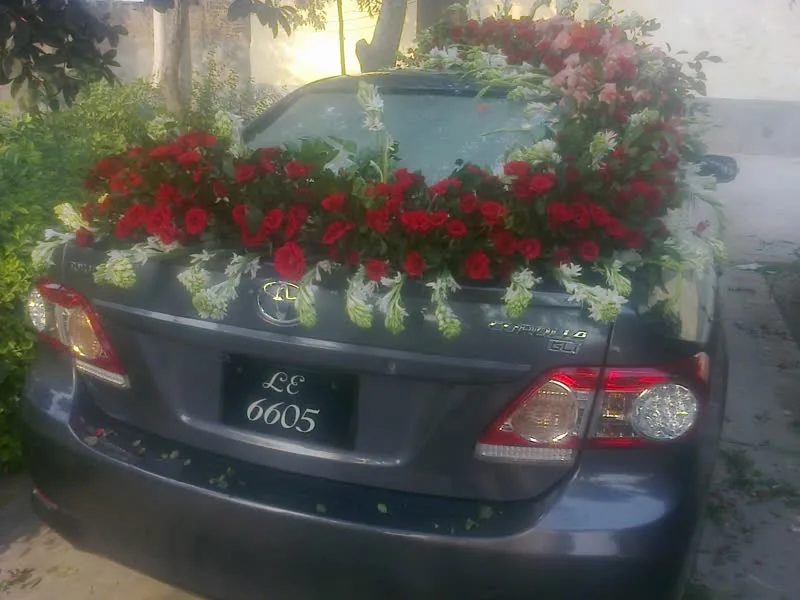 Wedding Car #100 — Dark Car Red Rose Hood Decor — PhoolNagar.com