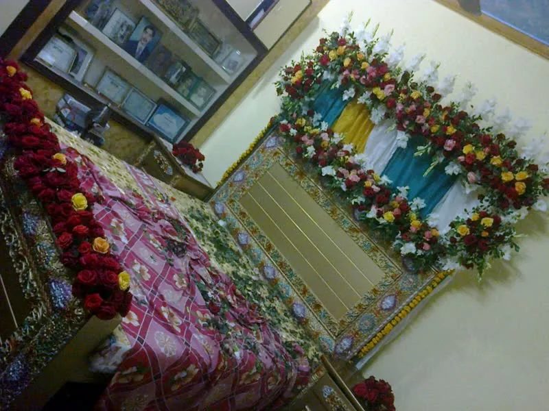 Dulhan Room #65 — Bedroom Mirror Flower Garland — PhoolNagar.com