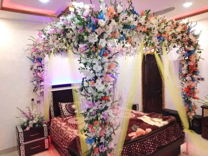 Dulhan Room #113 — Bedroom Door Floral Arch Decor — PhoolNagar.com