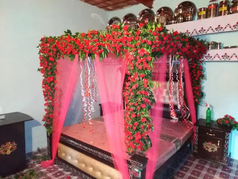Dulhan Room #142 — Four Poster Bed Red Flowers — PhoolNagar.com